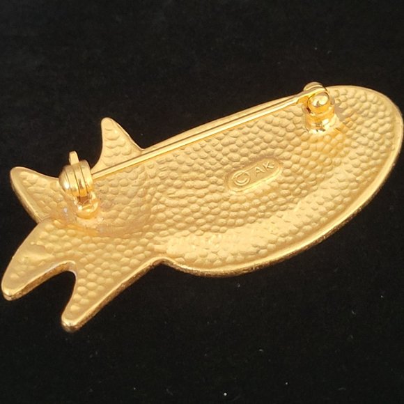 AK Anne Klein Matte Gold Tone Kitty Cat Brooch Lying Down Smiling Signed Vtg - Picture 4 of 6